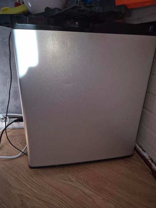 Compacte zilveren mini koelkast, Witgoed en Apparatuur, Koelkasten en IJskasten, Gebruikt, Zonder vriesvak, Minder dan 75 liter