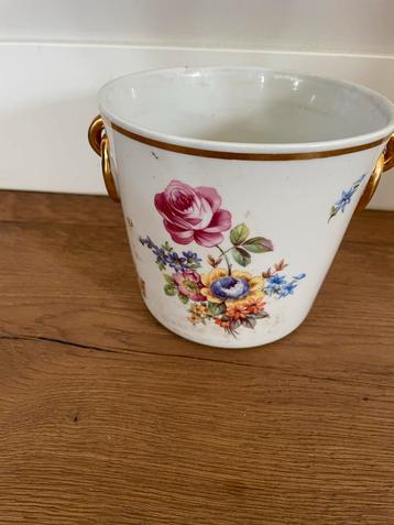 Antieke Keramische Cachepot met Bloemen en Gouden Details beschikbaar voor biedingen