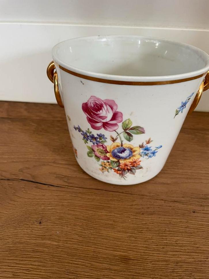 Antieke Keramische Cachepot met Bloemen en Gouden Details, Antiek en Kunst, Antiek | Keramiek en Aardewerk, Ophalen of Verzenden