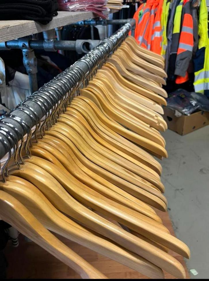 Houten Kledinghangers 20 stuks ZGAN, 0,50 pstuk, Kleding | Dames, Kledinghangers, Zo goed als nieuw, Hout, Kinderen en Volwassenen