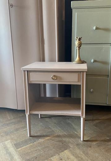 Vintage nachtkastje brocante oud roze tafeltje met lade VdlM beschikbaar voor biedingen