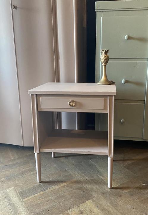 Vintage nachtkastje brocante oud roze tafeltje met lade VdlM, Huis en Inrichting, Kasten | Ladekasten, Zo goed als nieuw, Minder dan 100 cm