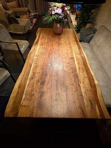 Industriële Eettafel (2,20m lang) beschikbaar voor biedingen