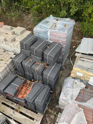 Nieuw dakpannen zwart  beschikbaar voor biedingen