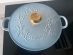 Le creuset 26 cm holly motief pan, coastal blue, nieuw, Gietijzer, Ophalen of Verzenden, Zo goed als nieuw, Keramische plaat