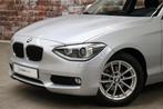 BMW 1-serie 116i Executive 5 deurs / Navigatie / Parkeersens, Auto's, BMW, Te koop, Zilver of Grijs, Benzine, Hatchback