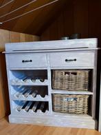 Houten kastje voor wijn flessen met rieten mandjes., Ophalen, Gebruikt