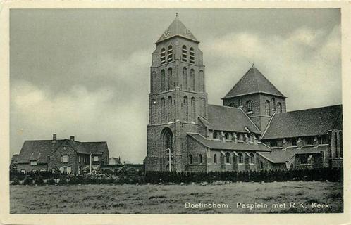 (379-225-011) Doetinchem Pasplein RK Kerk, Verzamelen, Ansichtkaarten | Nederland, Gelderland, Verzenden