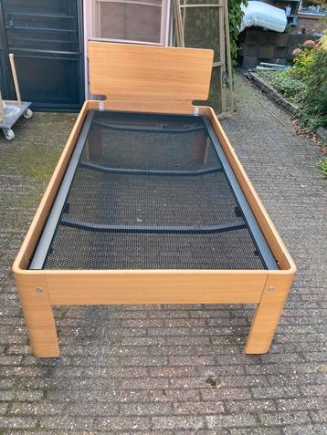 Te koop Auping Auronde 100x200 vast spiraal  met achterbord 