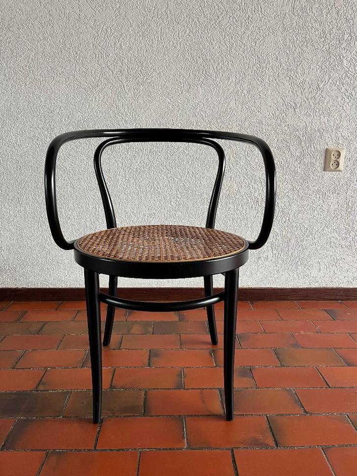 Thonet 209 eetkamerstoel met armleuning, Huis en Inrichting, Stoelen, Gebruikt, Twee, Hout, Riet of Rotan, Zwart, Ophalen