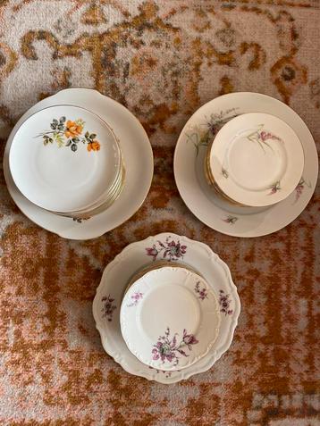 3 gebakstellen, taartbord + bordjes, bloemen beschikbaar voor biedingen