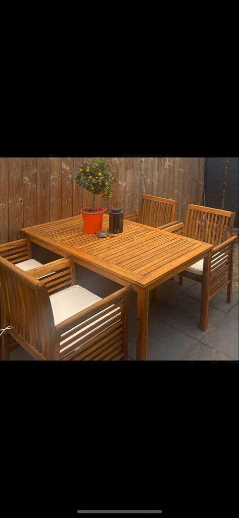 Mooie acaciahouten buiten eettafel met 4 stoelen, Tuin en Terras, Tuinsets en Loungesets, Ophalen, 4 zitplaatsen, Eettafel, Zo goed als nieuw