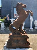 Steigerend paard, groot massief gegoten steen op XXL sokkel, Ophalen of Verzenden, Zo goed als nieuw, Steen, Dierenbeeld