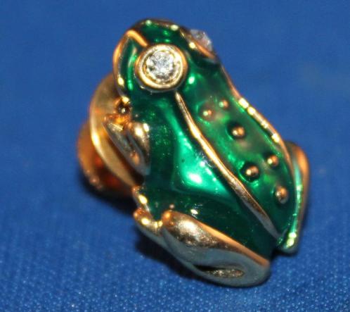 Kikker broche, smaragd groen, goudkleur metaal, 2,5 cm. Z1, Sieraden, Tassen en Uiterlijk, Broches, Gebruikt, Overige materialen