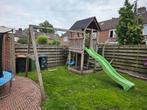 Speelhuisje met glijbaan en schommels, Kinderen en Baby's, Speelgoed | Buiten | Speeltoestellen, Ophalen, Gebruikt, Glijbaan