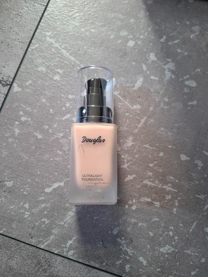 Nieuwe Douglas licht dekkende foundation (advr 287), Sieraden, Tassen en Uiterlijk, Uiterlijk | Cosmetica en Make-up, Nieuw, Make-up