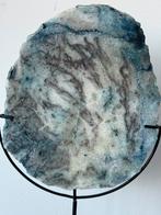 Grote plak blauwe Agaat in metalen standaard, Ophalen of Verzenden, Mineraal