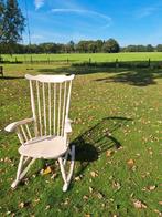 Oude lichtroze houten schommelstoel. In goede staatl, Huis en Inrichting, Stoelen, Ophalen of Verzenden, Gebruikt, Overige kleuren
