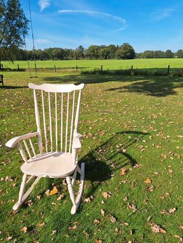 Oude lichtroze houten schommelstoel. In goede staatl  beschikbaar voor biedingen