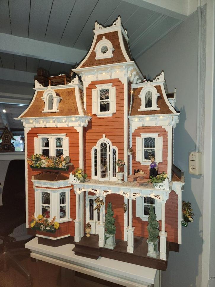 Groot, compleet ingericht poppenhuis, Kinderen en Baby's, Speelgoed | Poppenhuizen, Gebruikt, Poppenhuis, Ophalen of Verzenden