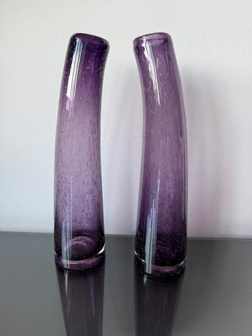 Twee paarse amethist kleurige vazen gekromd luchtbelletjes beschikbaar voor biedingen