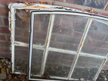 Oude koestal raam met voorzetraam beschikbaar voor biedingen