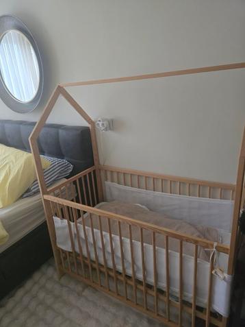 Baby bed afstelbaar + matras – goede staat beschikbaar voor biedingen