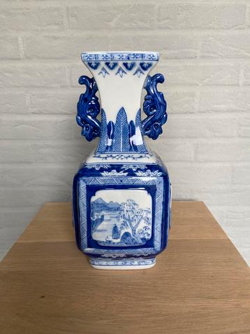 Handbeschilderde Chinese Vaas – Blauw-Wit Porselein beschikbaar voor biedingen