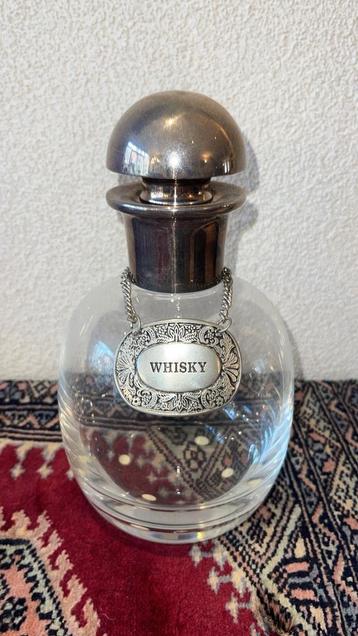 Kristallen whiskykaraf met verzilverde dop en label beschikbaar voor biedingen