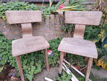 2 oude kleuterstoelen opknappers beschikbaar voor biedingen