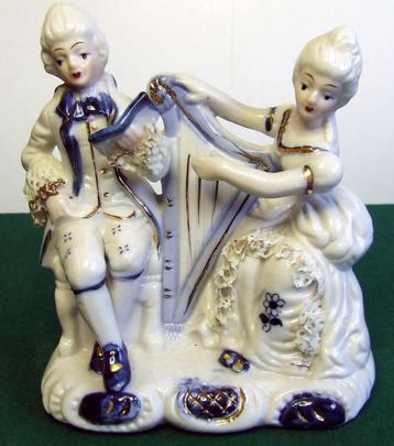 miniatuur harp van porselein met harpiste en zanger beschikbaar voor biedingen