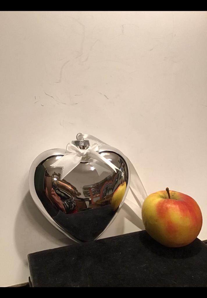 Zilveren kerstbal met wit lint hartvormig, 12 x 12 x 5 cm., Diversen, Kerst, Zo goed als nieuw, Ophalen of Verzenden