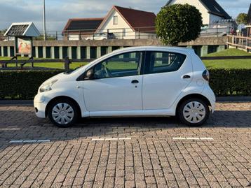 Toyota Aygo 1.0 12V Vvt-i 5DRS 2010 Wit beschikbaar voor biedingen