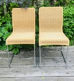 Vintage rotan eetkamerstoelen metalen frame stapelbaar MCM, Huis en Inrichting, Stoelen, Ophalen, Gebruikt, Twee, Bruin