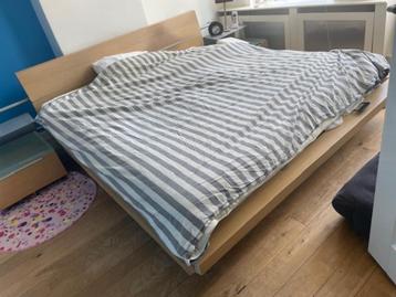 Groot bed met nachtkastjes en omranding beschikbaar voor biedingen