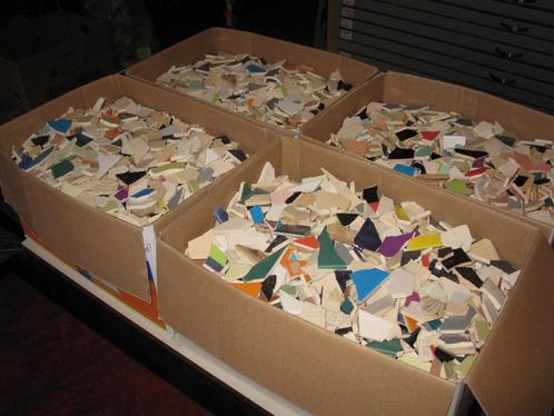 dozen met 15 kilo tegelstukjes, alle kleuren wandtegels, Hobby en Vrije tijd, Knutselen, Nieuw, Materiaal, Ophalen of Verzenden