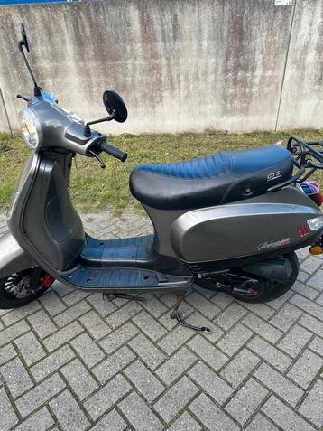 Bronskleurige Snor scooter beschikbaar voor biedingen