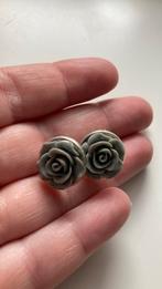 Grijze roosjes - oorbellen - Nieuw, Sieraden, Tassen en Uiterlijk, Oorbellen, Ophalen of Verzenden, Nieuw, Grijs, Overige materialen