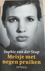 Sophie van der Stap - Meisje met negen pruiken, Ophalen of Verzenden, Zo goed als nieuw, Sophie van der Stap