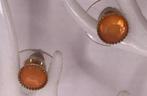 GOUDKLEURIGE OORKNOPJES VOORZIEN VAN ORANJE STEEN NIEUW, Sieraden, Tassen en Uiterlijk, Oorbellen, Overige materialen, Nieuw, Oranje