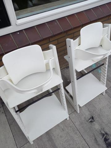 2x Stokke Tripp Trapp stoel, wit, met babyset beschikbaar voor biedingen