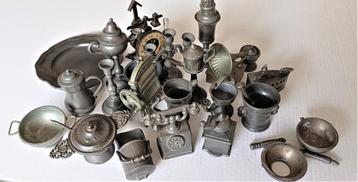 verzameling  van tinnen miniatuurtjes, veelal met keurmerken beschikbaar voor biedingen