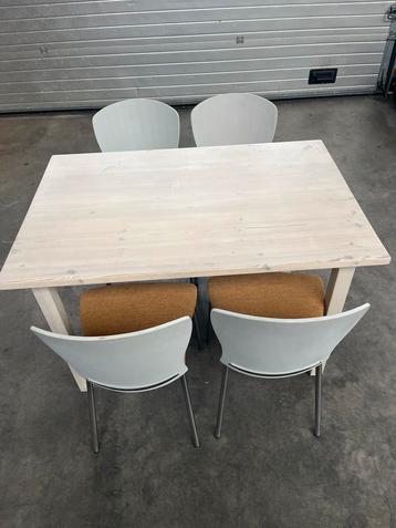Eettafel met 4 stoelen beschikbaar voor biedingen