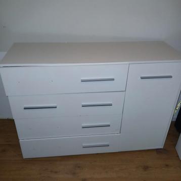 Commode  / kast GRATIS beschikbaar voor biedingen