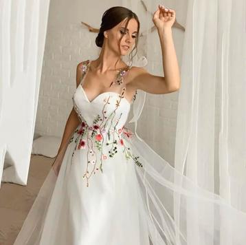 Aparte trouwjurk Nancy €749 34 36 38 40 42 44 46 48 beschikbaar voor biedingen