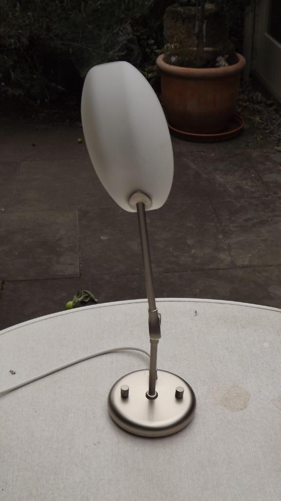 Metalen wandlamp met witte kap, Huis en Inrichting, Lampen | Tafellampen, Gebruikt, Minder dan 50 cm, Glas, Metaal, Ophalen of Verzenden