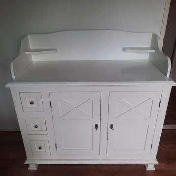 Mooie witte commode/kast  beschikbaar voor biedingen