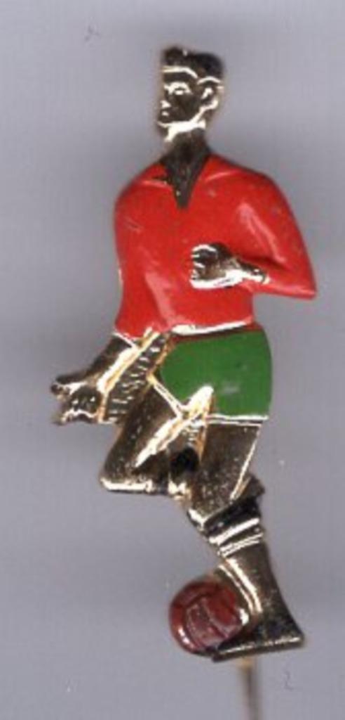 Voetballer koperkleurig speldje ( Y_033 ), Verzamelen, Speldjes, Pins en Buttons, Zo goed als nieuw, Speldje of Pin, Sport, Verzenden