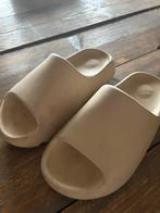 Yeezy slides, Kleding | Dames, Schoenen, Ophalen of Verzenden, Zo goed als nieuw, Sneakers of Gympen