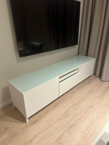 Besta tv kast met glazenplaat 